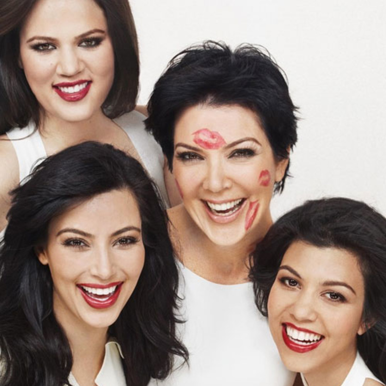  كريس تتوسط بناتها