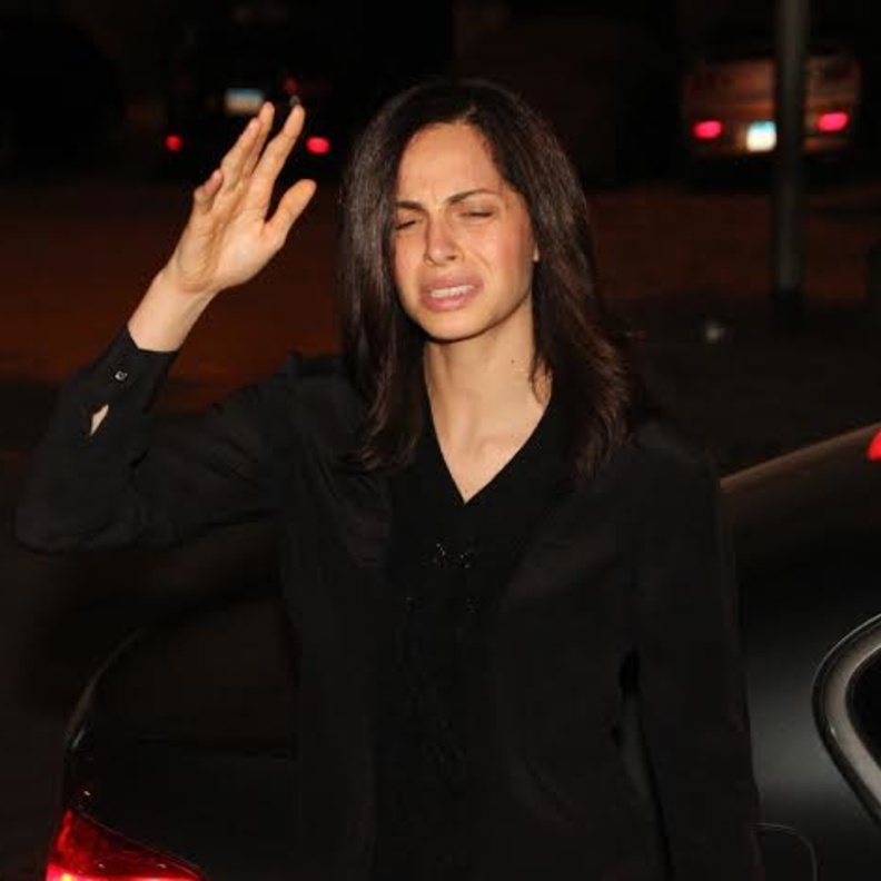 انهيار امال ماهر في عزاء والدها