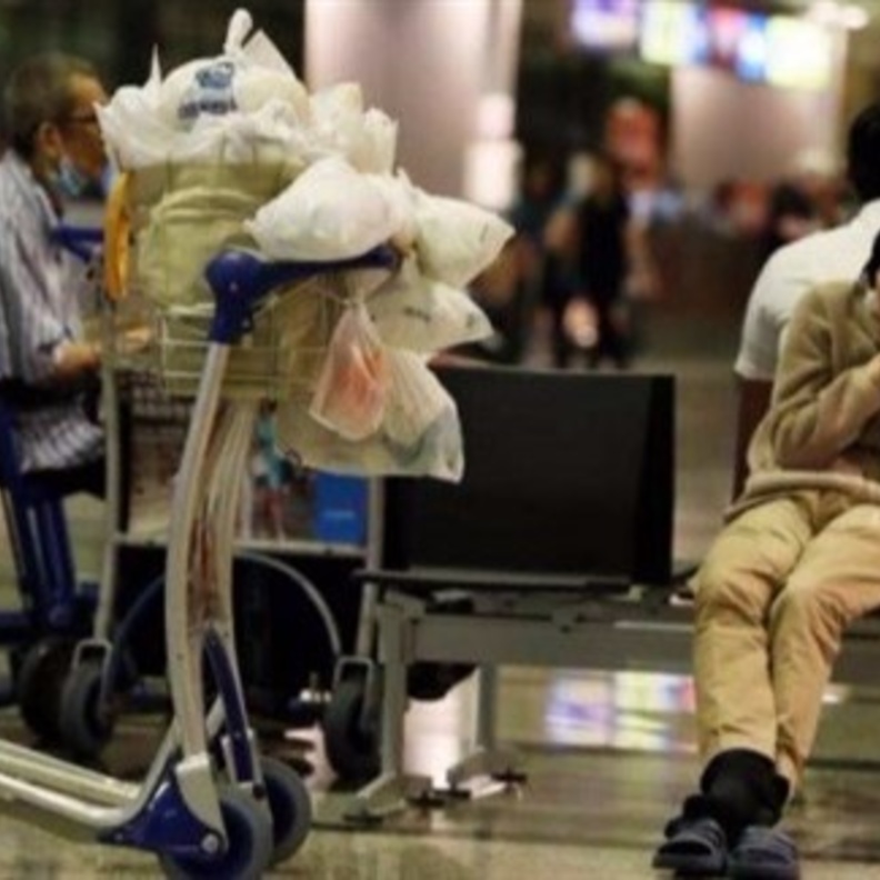 المرأة في المطار تعيش حياة أفضل من ذي قبل