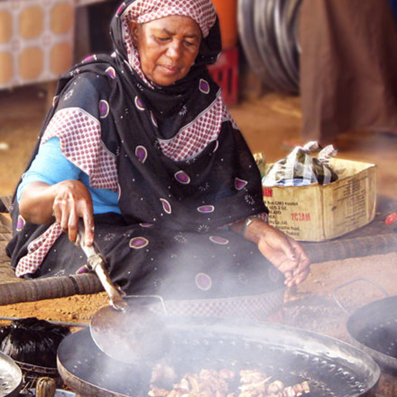 امرأة سودانية تطبخ