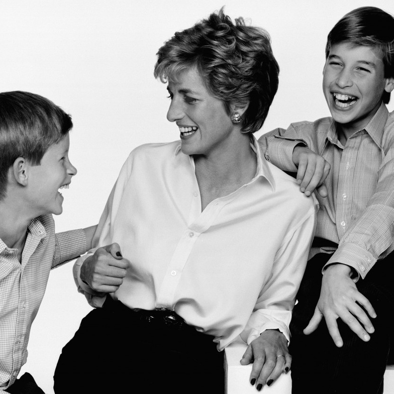 اميره القلوب تتوسط والديها الامير هاري ووليام Prince William