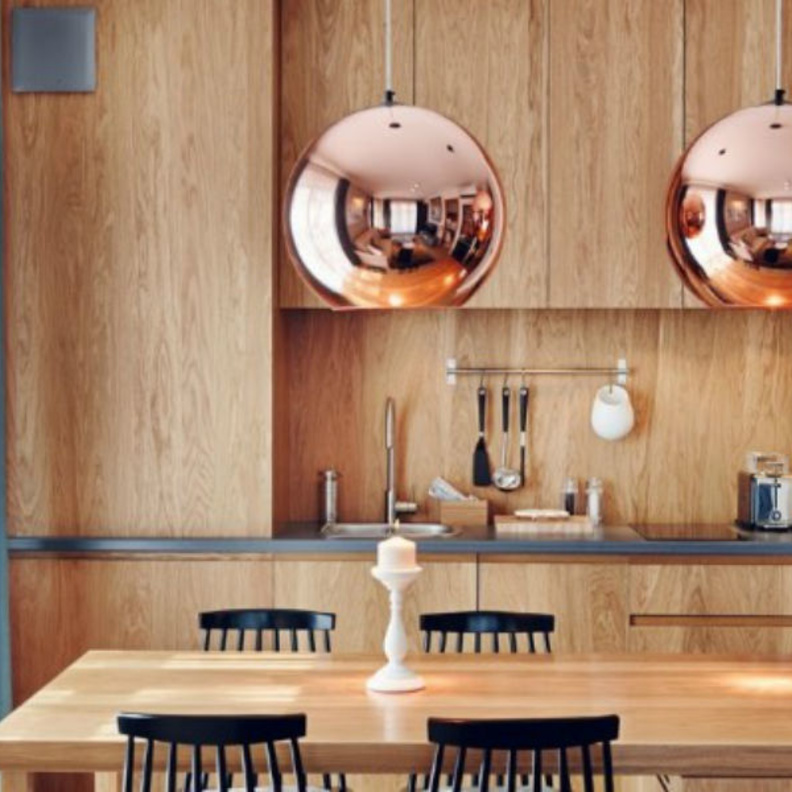 طاولة نحاسية انتيك مع سطح زجاجي