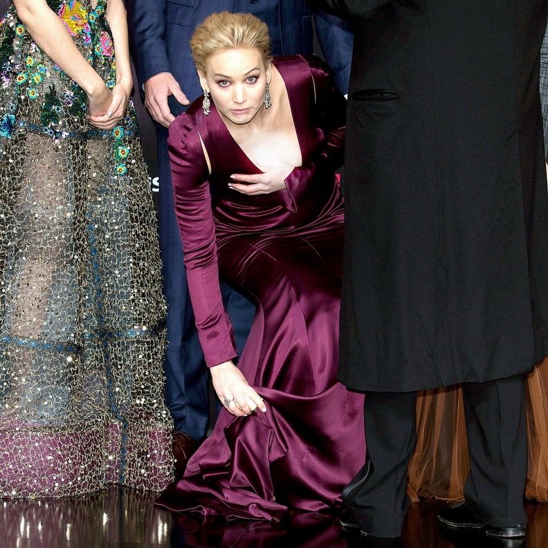 انزلاق فستانها بالعرض الخاص لفلمها