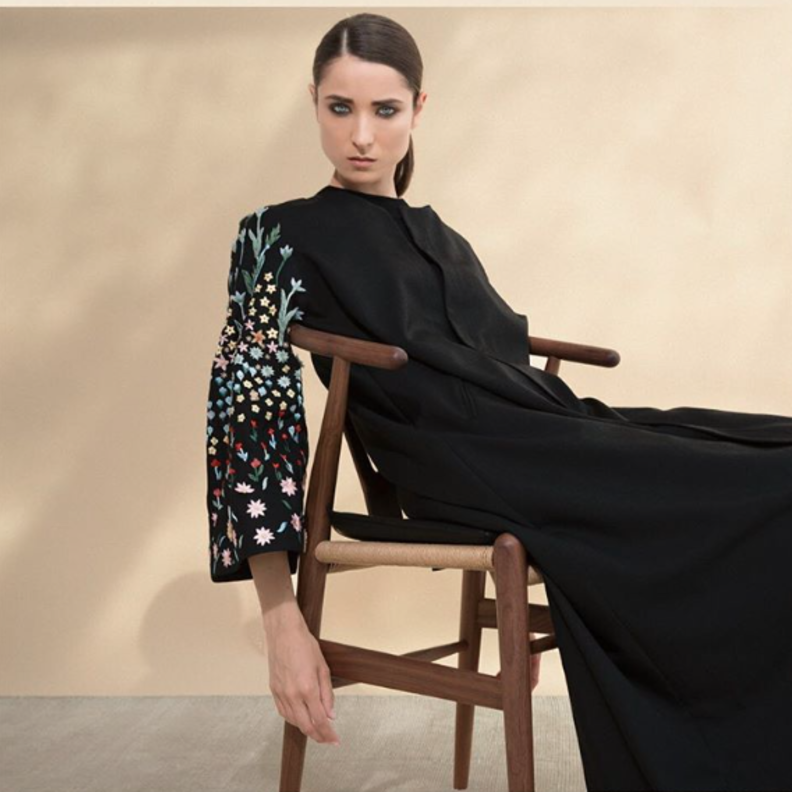 عبايات عصرية بلمسات بسيطة من The Kape