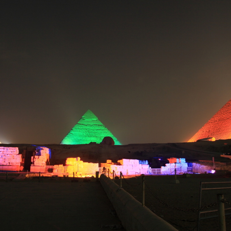  اهرامات الجيزة تضيء خلال الصوت والضوء