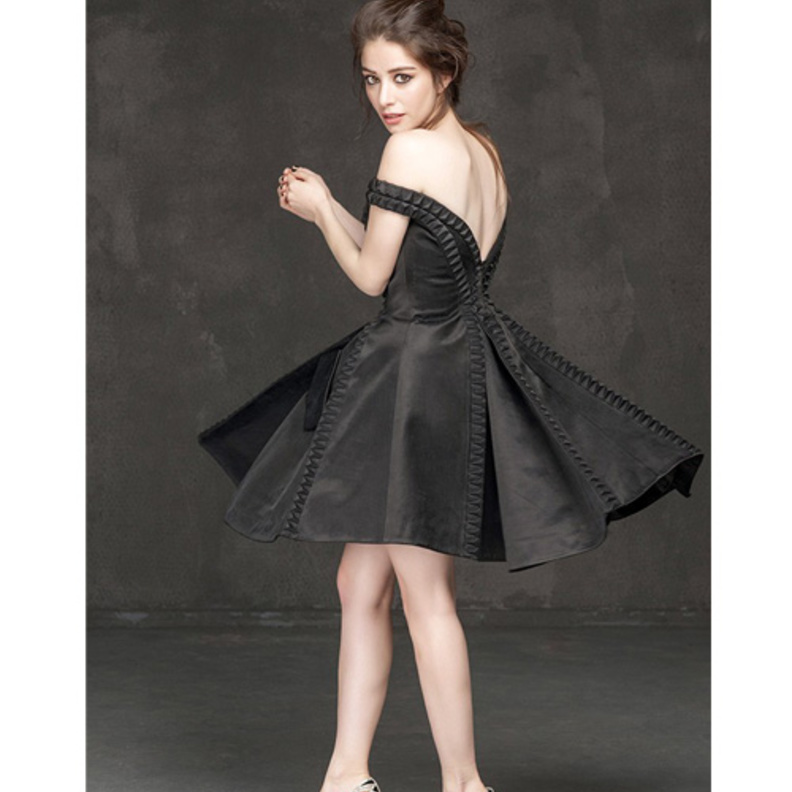 فهرية افجان بفستان انيق باللون الاسود