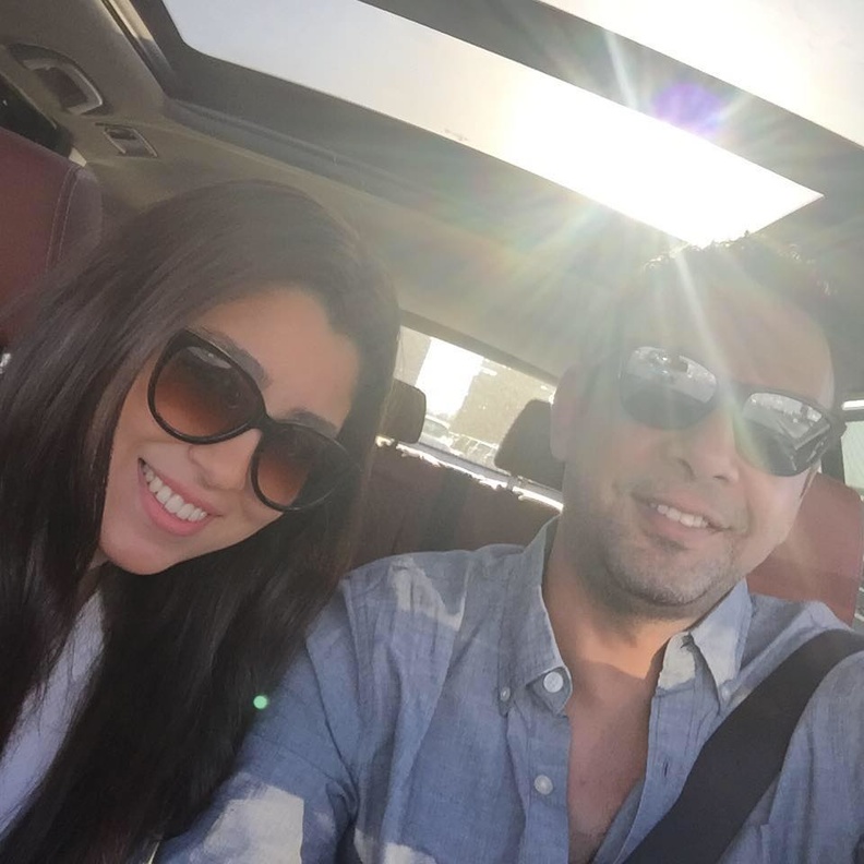 زوج ايتن عامر التقط صورة سيلفي تظهر فيها ابنتهما