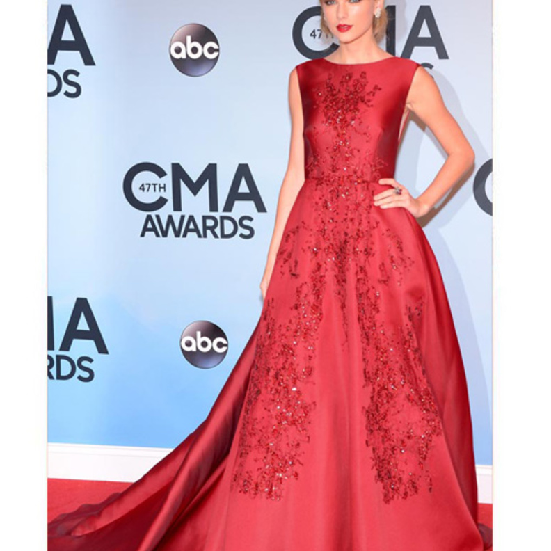 ايلي صعب من جديد يُلبس الفنانة فستاناُ أحمر كلاسيكي