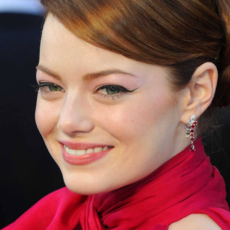 ايما ستون ترتدي أقراط من لويس فويتون في حفل الأوسكار