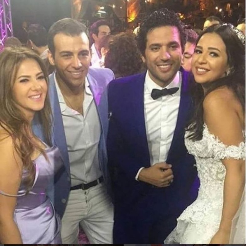 دنيا وزوجها في زفاف ايمي سمي غانم