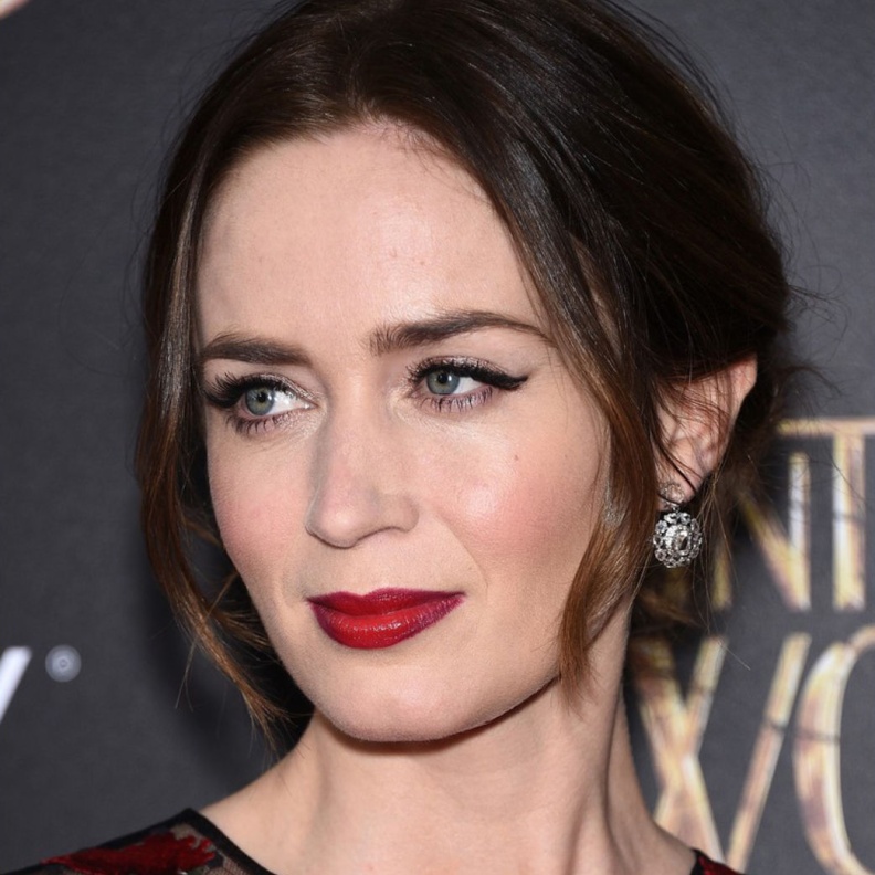 ايملي بلانت ترتدي أقراط رقيقة