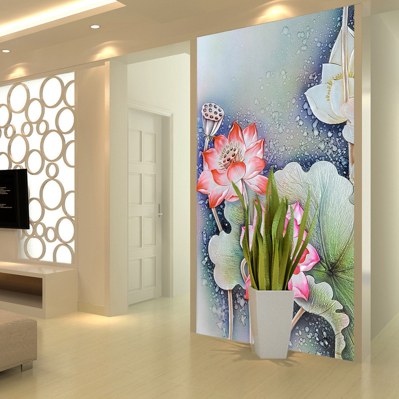 باب خشبي عريض أضيفت عليه لوحة من ورق الجدران 