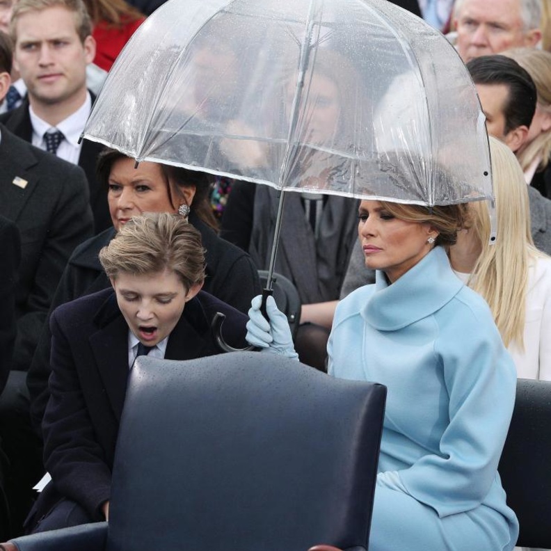 بارون ترامب يتثاءب للمرة الثانية في حفل تنصيب والده