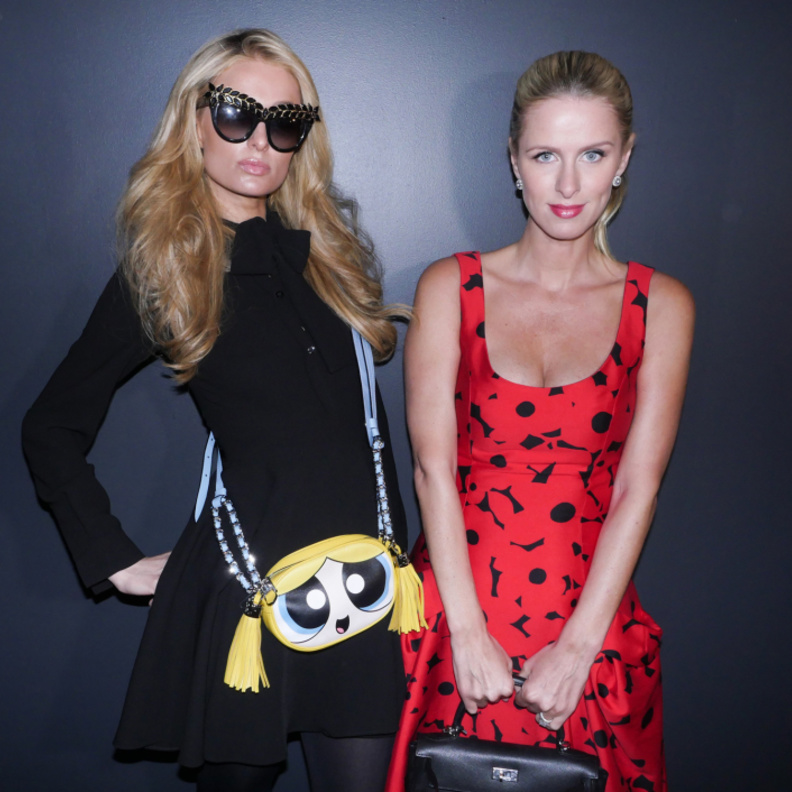 باريس هيلتون ونيكي هيلتون في عرض Jeremy Scott