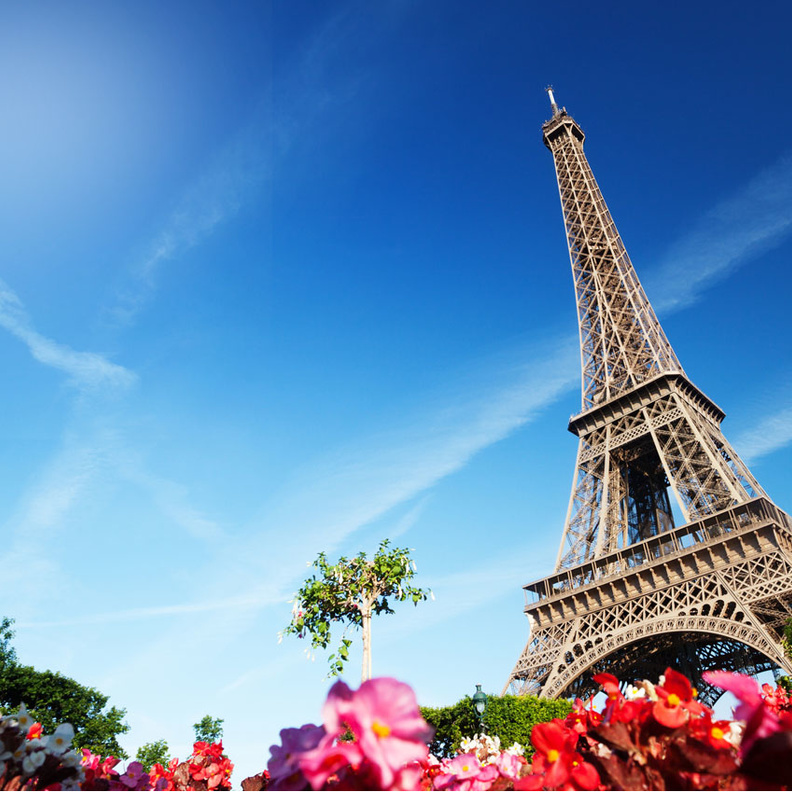 في اماكن الازدحام يفضل حمل الحقيبة بشكل امن