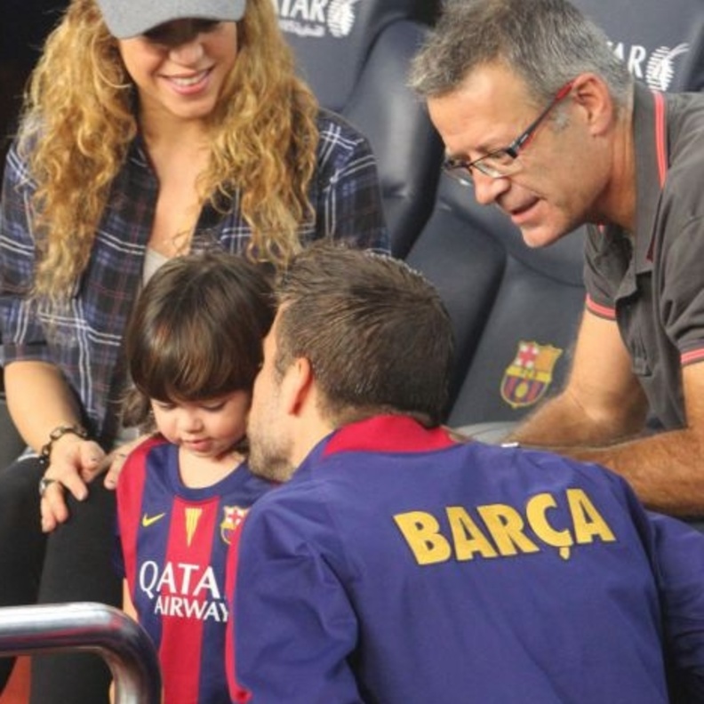 بالصور: شاكيرا وميلان يشجعان بيكيه