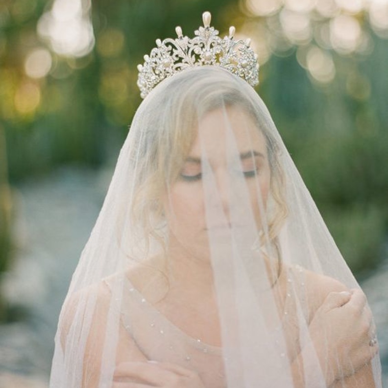 بامكانك أن تتزيني بالتاج وترتديه فوق الطرحة لاطلالة دراماتيكية مميزة