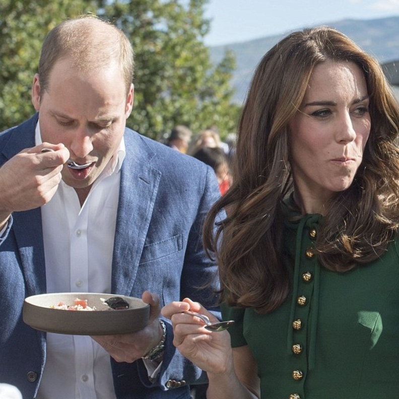 بدأ الامير وليام متحمسا لتجربة الاطعمة بينما بدت كيت ميدلتون مترددة