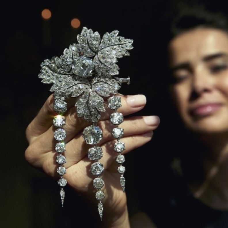 بروش من الماس يعود لاحدى زوجات امبراطور روسيا