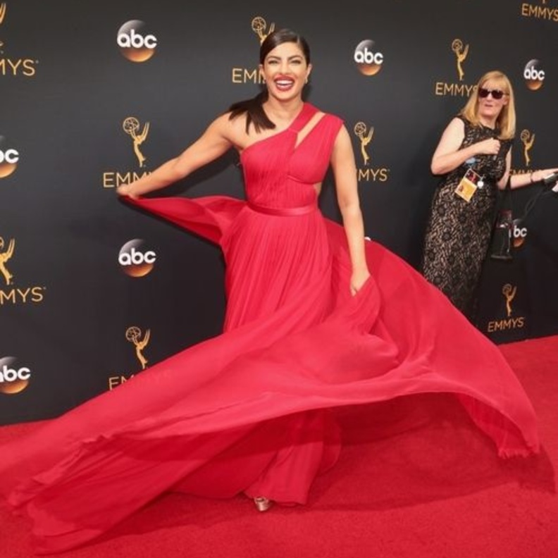 بريانكا شوبرا في فستان احمر