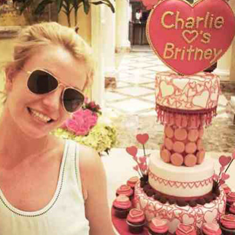 كريسى تيجون تؤمن أن الحب مغامرة غير مأمونة العواقب ولهذا احتفلت بيومه مع جون ليجند فى مغامرة بالجو