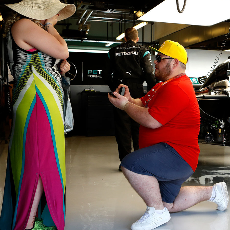 بريطاني يطلب  يد حبيبيته في فورمولا ابو ظبي