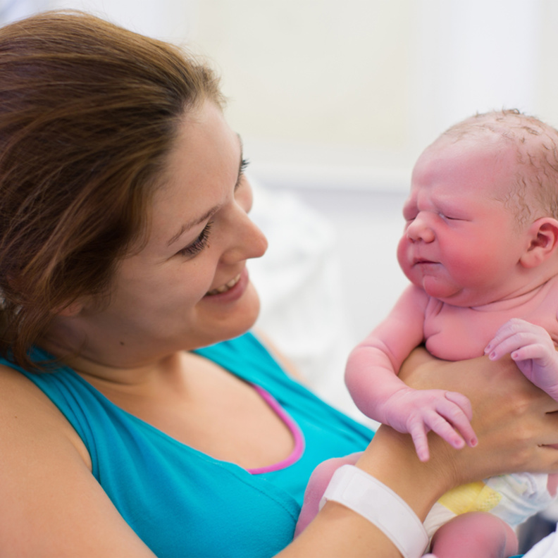 بعد الولادة من الأفضل تأخير قطع الحبل السري 