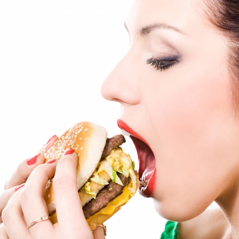 بعض المشروبات تساعدك على حرق الدهون بعد تناول وجبة دسمة