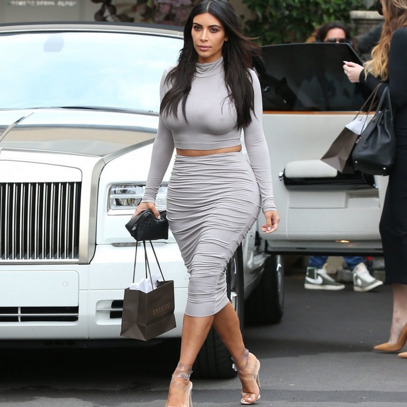 بنات كارداشيان يتجولن في بيفرلي هيلز