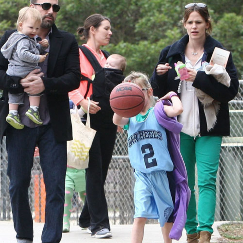 دائما يقضون اوقات فراغهم مع الاولاد