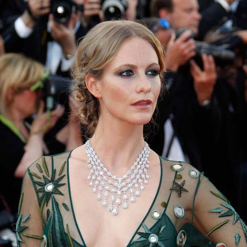 بوبي ديليفين ترتدي قلادة من شوبارد