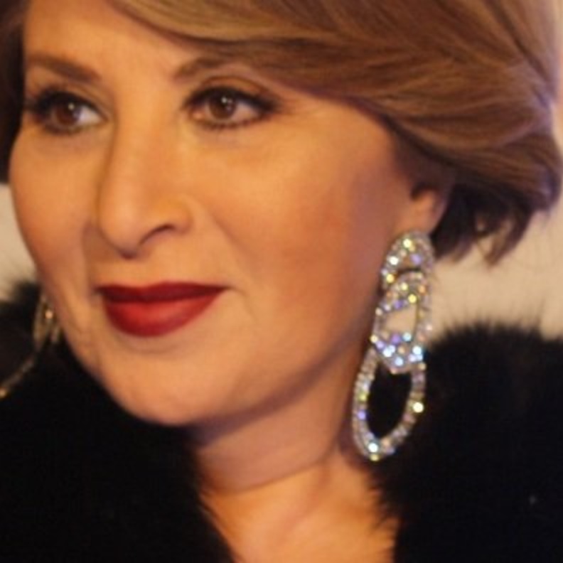 النجمة بوسي احتفلت بعيد ميلادها الـ65