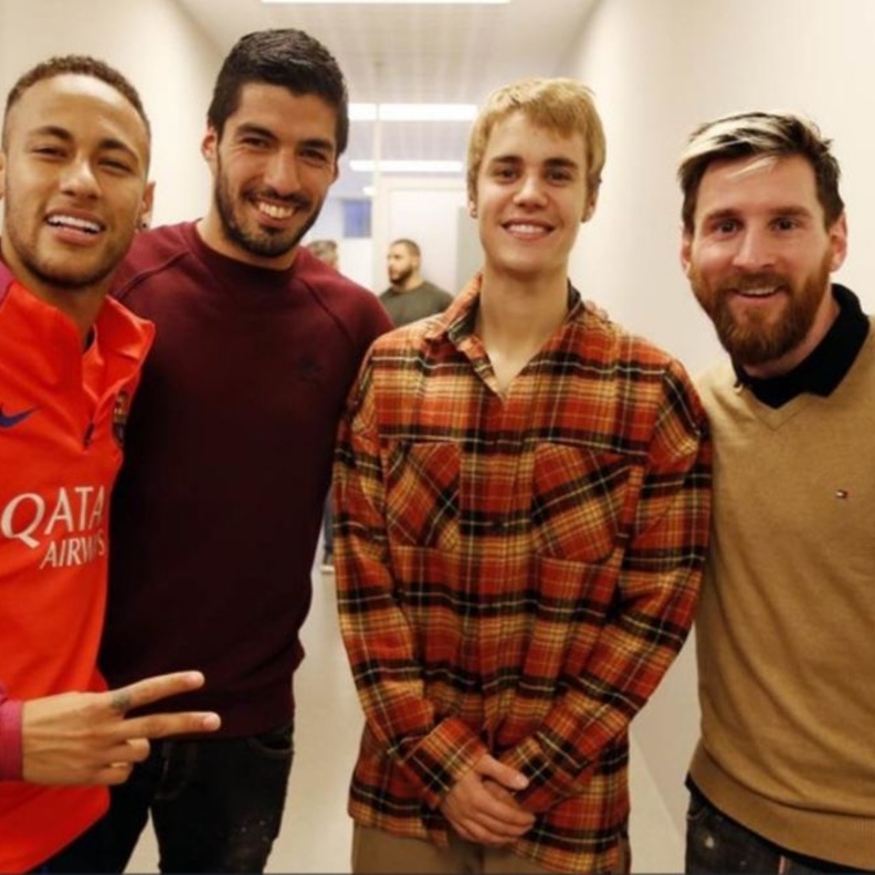 بيبر مع ثلاثي برشلونة المرعب