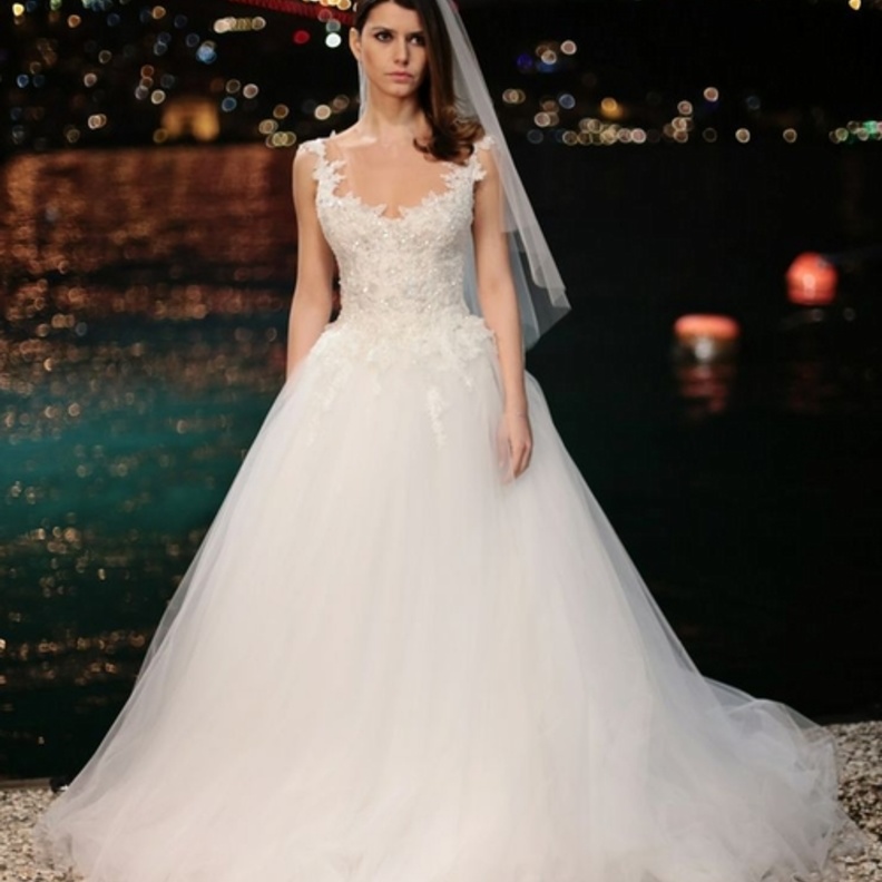 سينام كوبال في اسرار البنات بفستان الزفاف