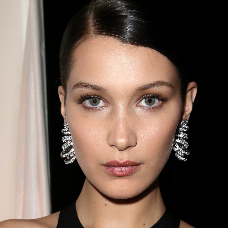 بيلا حديد جذابة بأقراط الماس من دي غريسوغونو