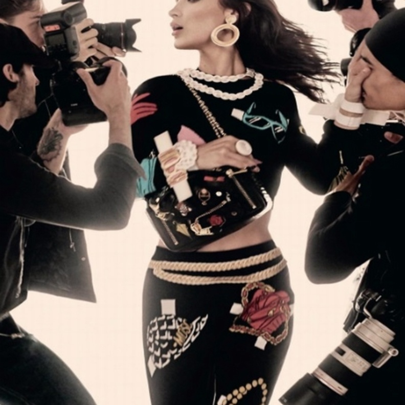 بيلا حديدBella Hadid  مشرقة بموضة التوبات القصيرة