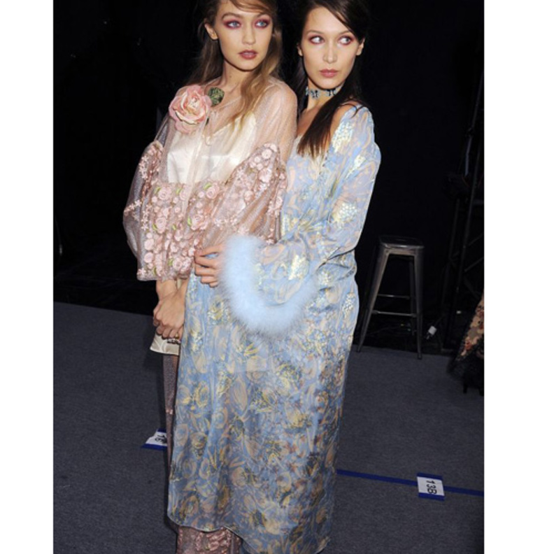 بيلا حديد Bella Hadid وجيجي حديدGigi Hadid  على منصة ازياء آنا سوي ANNA SUI