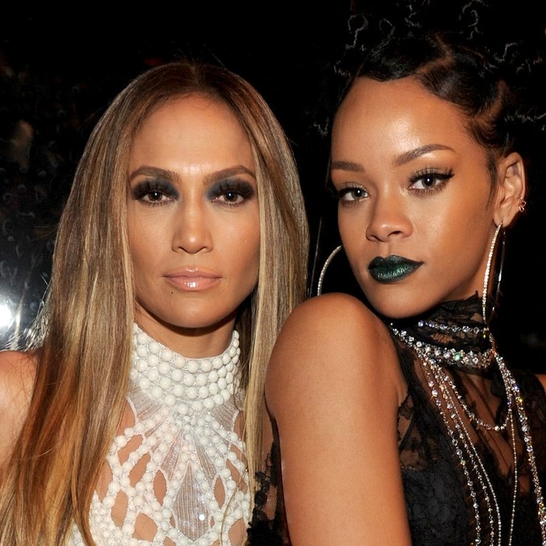 بين ريهانا وجنيفر لوبيز جمال مميز وعصري