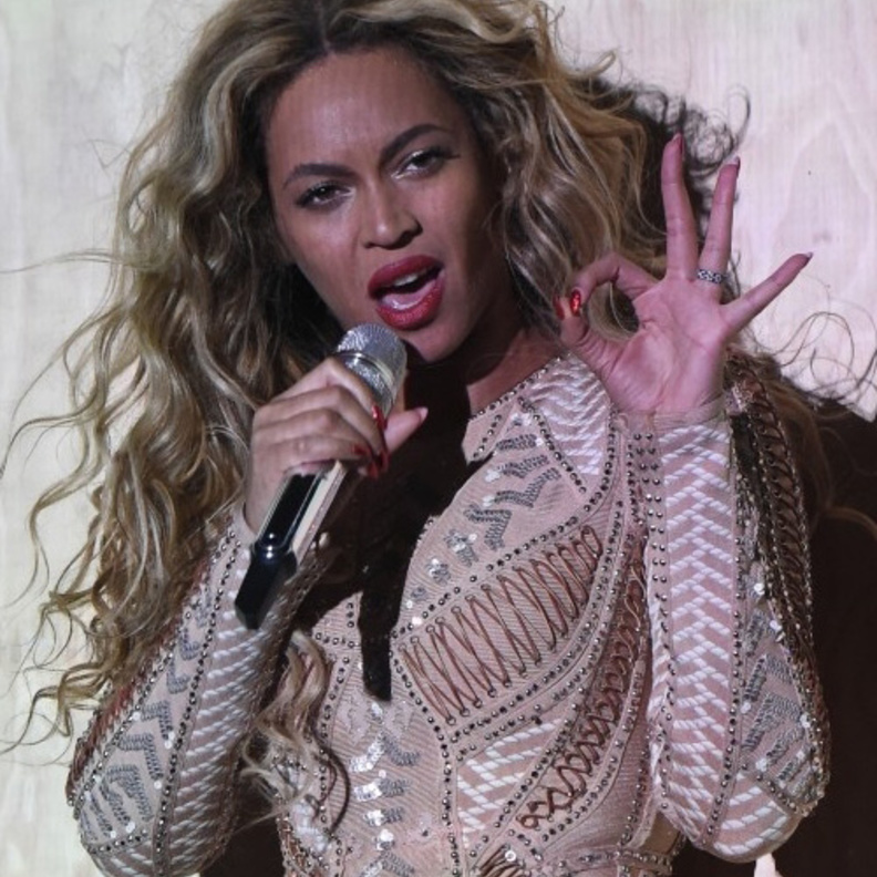 تطلب من جمهور ان يغني معها