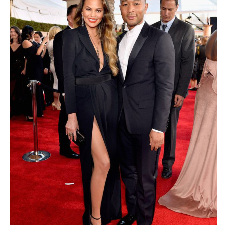 تألقت كريسي تيغن في فستان أسود ناعم في حفل جوائز ساغ بينما اختار زوجها جون ليجيند بدلة سوداء أنيقة