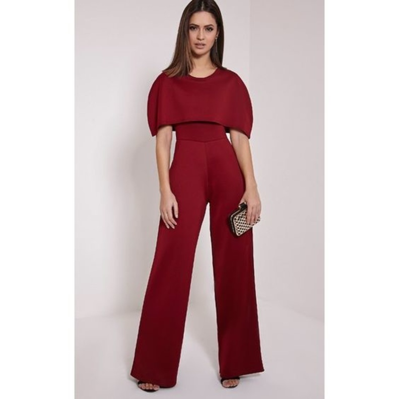 تألقي بتصميم جمبسوت باللون الأحمر الداكن في حفل خطوبتك