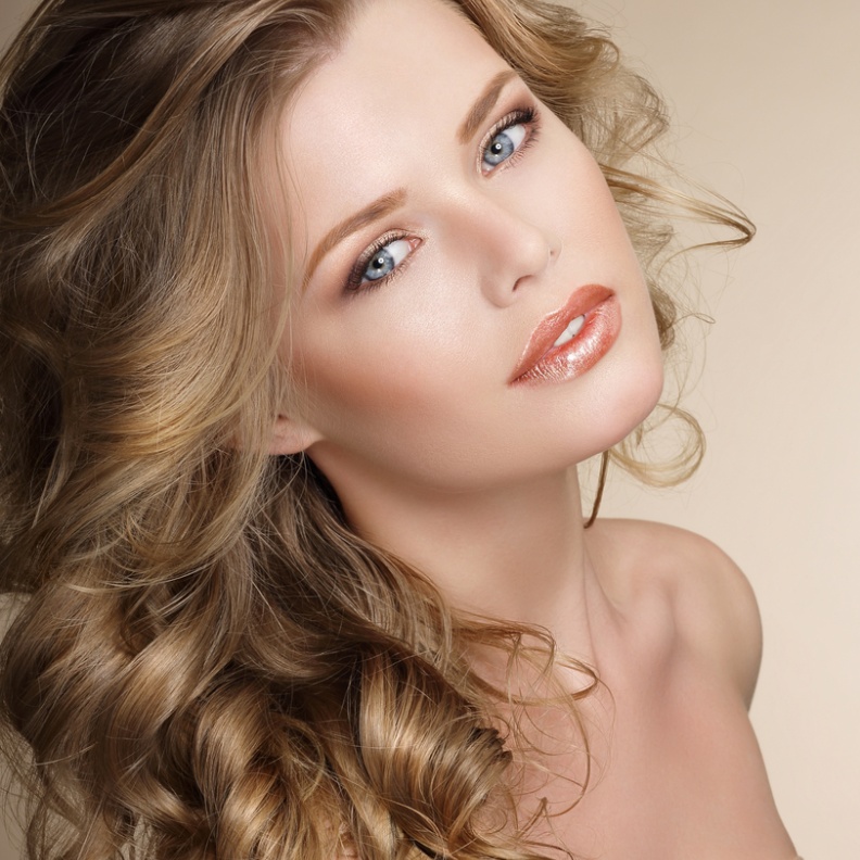 تألقي في المناسبات بمكياجٍ هادئ وشبابي