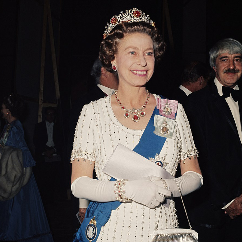 تاج الملكة اليزابيث الذي اختارت تصميمه بنفسها