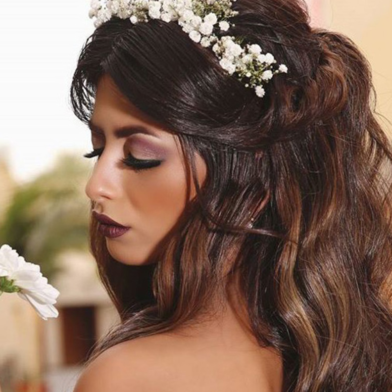 تسريحة كلاسيكية تبرز جمال طرحتك 