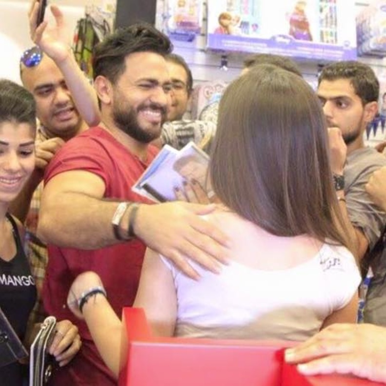 تامسني يحتفل بالبومه.. ومن ضربه؟