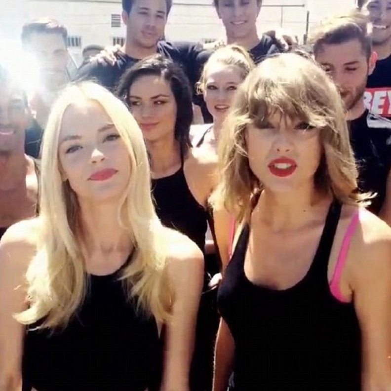 تايلور سويفت شاركت التحدى