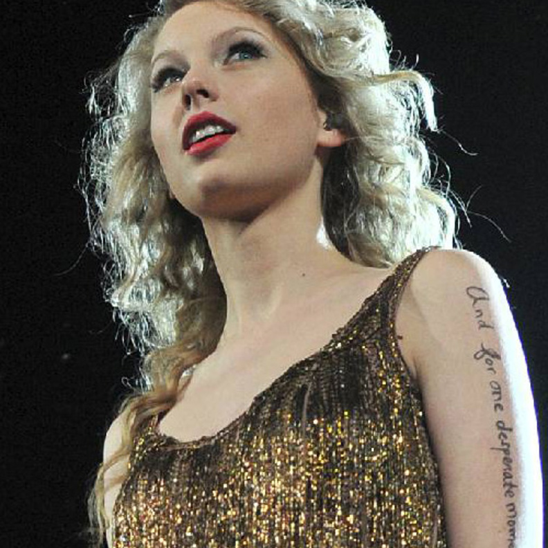 تشاركهم الغناء