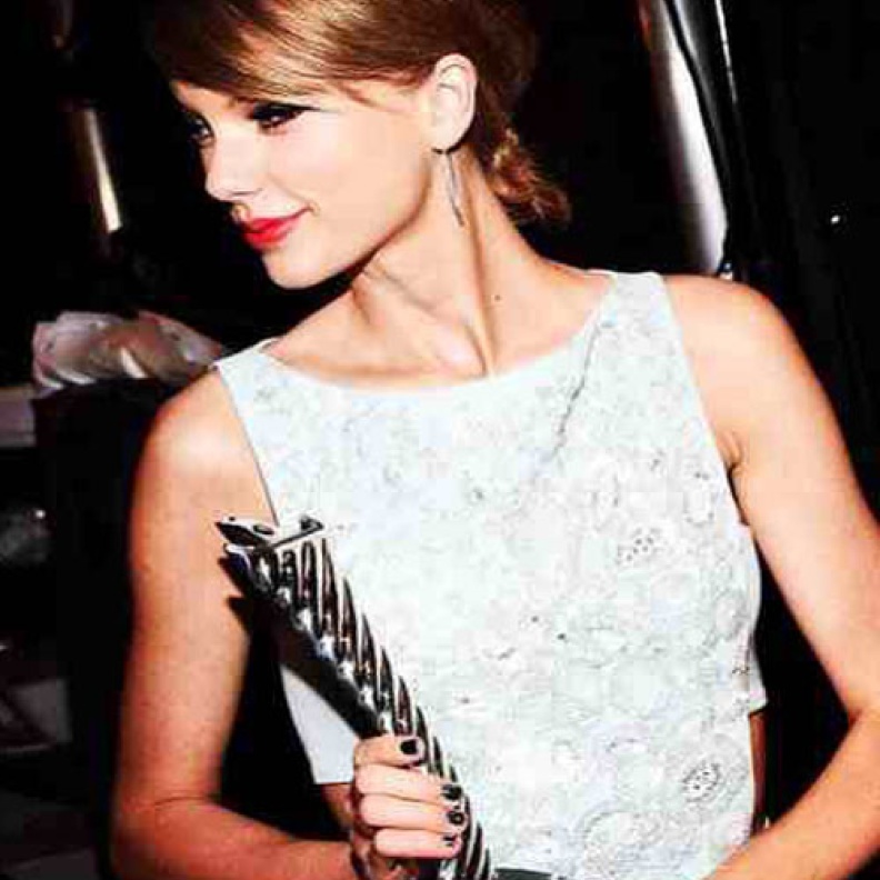 شقيقة مايلى ترفض التقاط السيلفى