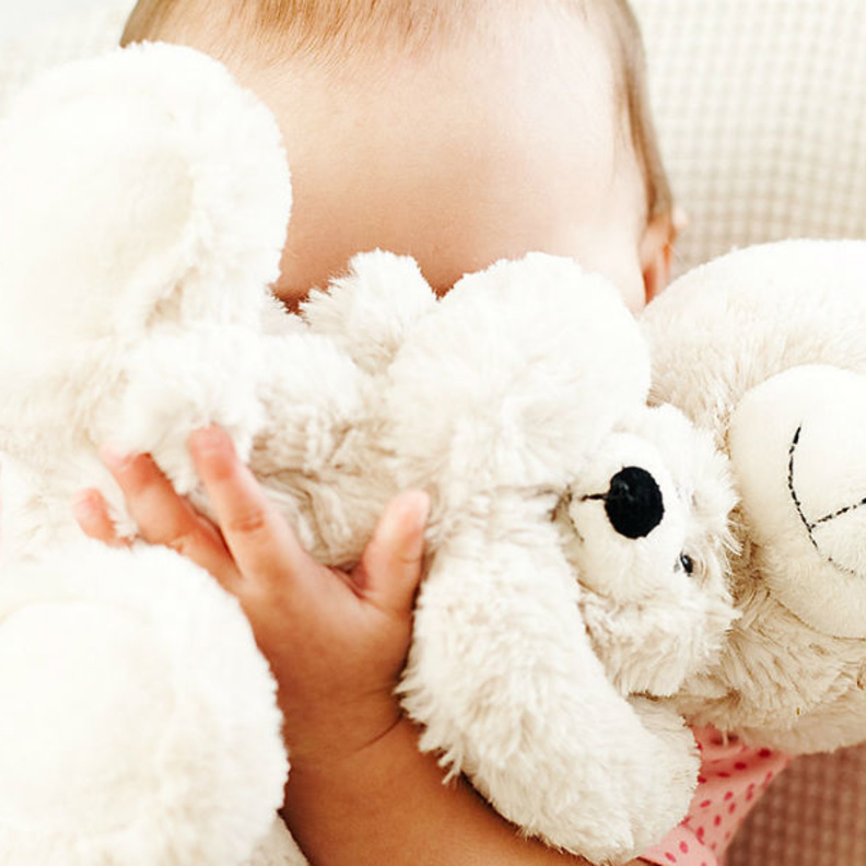 تبدأ صفات الخجل لدى الطفل مبكرا و حينها يمكن تمرينه على تجاوزها