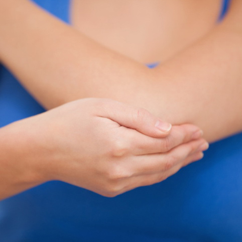 تخلصي من سواد المفاصل بالعناية و الترطيب و التقشير 